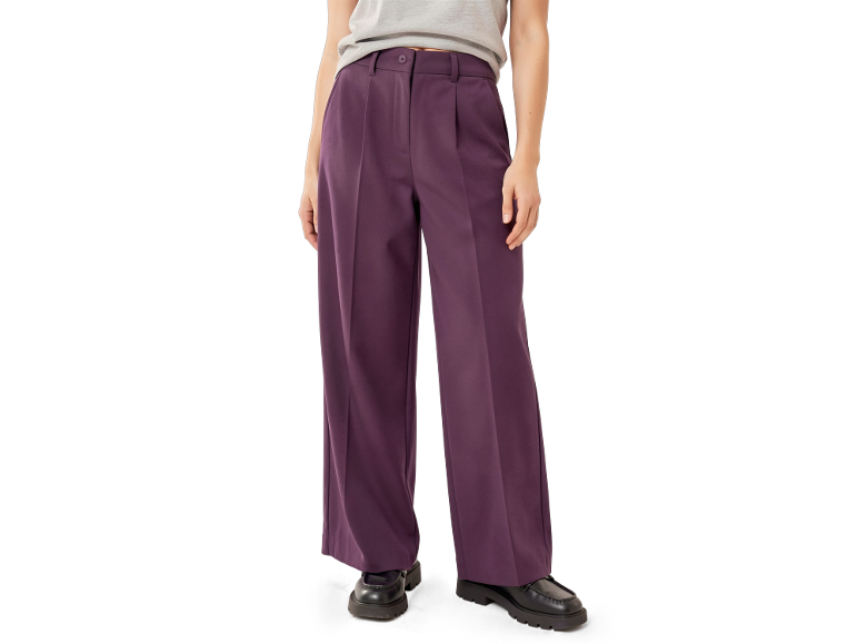 Damen-Lila-Hose, getragen mit einem grauen T-Shirt und schwarzen Schuhen.