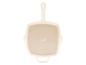 Beige quadratische Grillpfanne mit langem Griff und zwei kurzen Griffen.