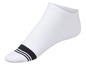 Weiße Socken mit schwarzen Streifen.