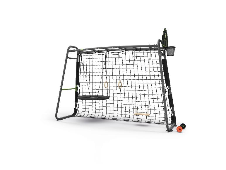 Fußballtor mit Netz, Schaukeln und Basketballkorb, mit zwei Bällen auf dem Boden.