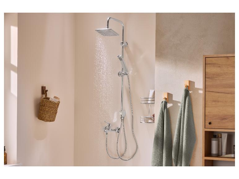 Ein modernes Duschsystem mit quadratischem Duschkopf und Handbrause, mit fließendem Wasser.