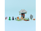 Spielzeug-Bausteine-Set mit Figuren, einem Baum und einer Schatztruhe auf hellblauem Hintergrund.