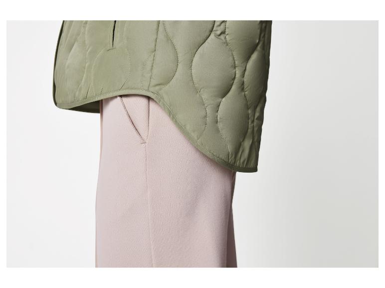 Grüne Steppjacke und rosa Hose.