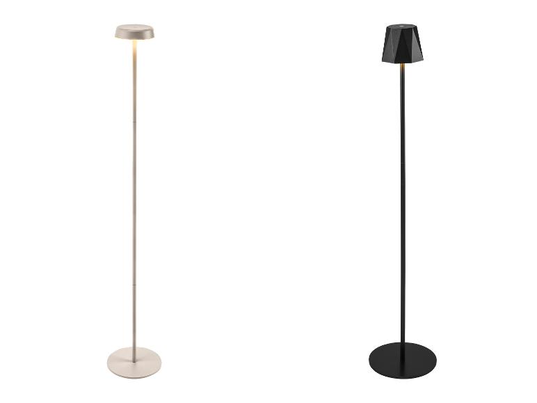 Zwei Stehlampen, eine beige und eine schwarze, mit warmem Licht