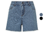 Jeans-Shorts in Hellblau mit Fransen, erhältlich in Hellblau und Schwarz.