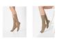 Beige Damenstrümpfe, in zwei verschiedenen Posen dargestellt.