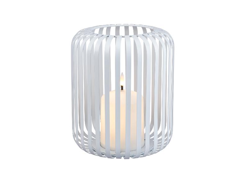 Eine weiße Kerze in einem Metall-Kerzenhalter