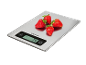 Digitale Küchenwaage mit Erdbeeren, zeigt '74 g' an.