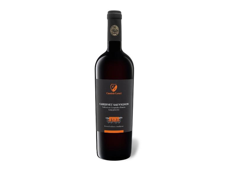 Eine Flasche Rotwein mit einem schwarzen Etikett, das ein orangefarbenes Logo und Text zeigt.