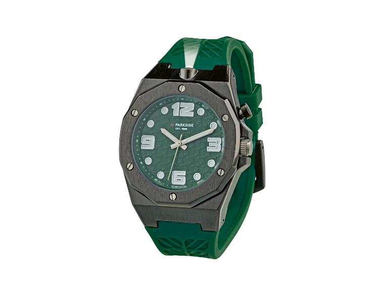 Herrenuhr mit dunkelgrünem Zifferblatt und Armband, mit markanten Ziffern und Zeigern.