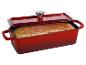 Rote Gusseisen-Brotform mit Deckel, enthält gebackenes Brot.