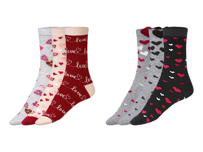 Sechs Paar Socken mit Herzchen und 'Love'-Print.