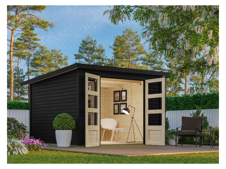 Garten: Schwarzes Holzhaus mit Türen und Innenmöbeln.