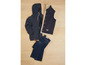 Ein dunkelblauer Hoodie, eine Jeansweste und Jeans.