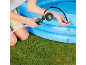 Person bläst blauen Gartenpool mit einem Aufblasgerät mit Display auf.