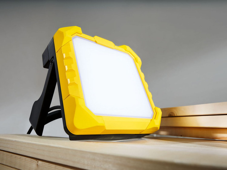 Gehe zu Vollbildansicht: PARKSIDE® Arbeitsstrahler LED mit Steckdose - Bild 2
