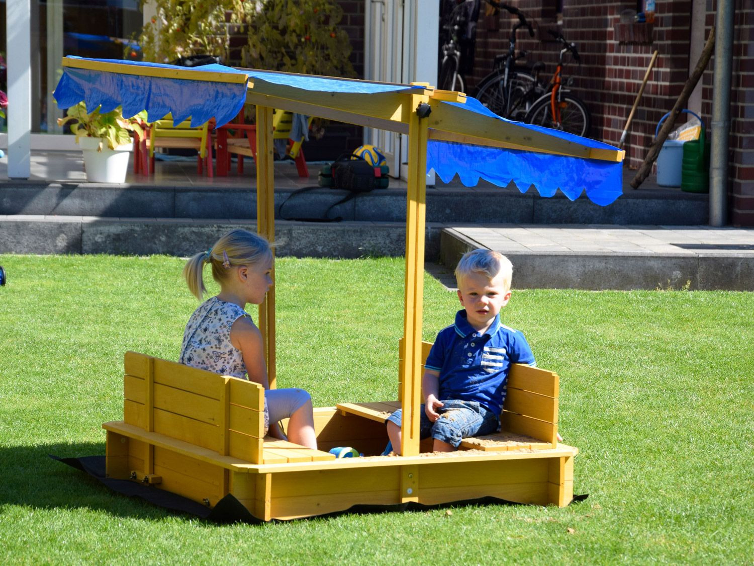 dobar Verschließbarer Sandkasten mit Sitzbänken und verstellbarem Dach