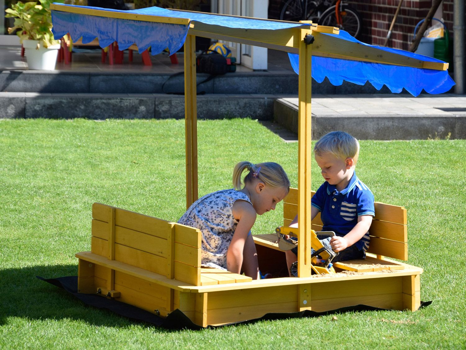 dobar Verschließbarer Sandkasten mit Sitzbänken und verstellbarem Dach
