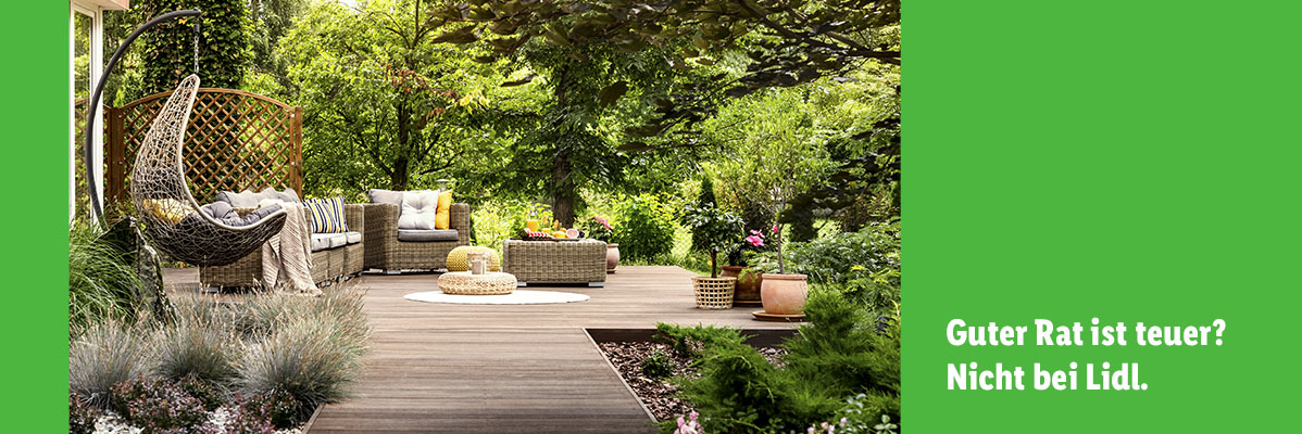 LIDL Gartenmöbel: Hängesessel und Sitzgruppe auf der Terrasse.