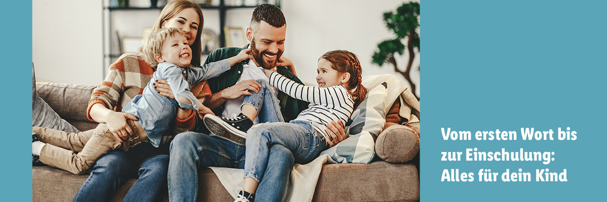 Familie entspannt auf der Couch mit Kindern.