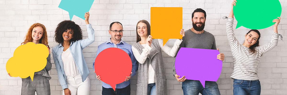 Menschen halten bunte Sprechblasen.