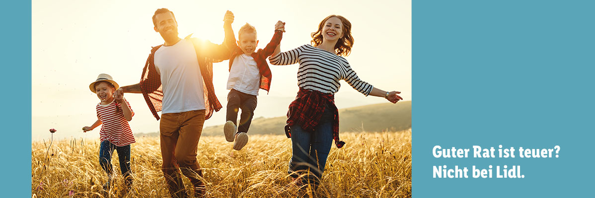 Glückliche Familie spielt auf dem Feld.