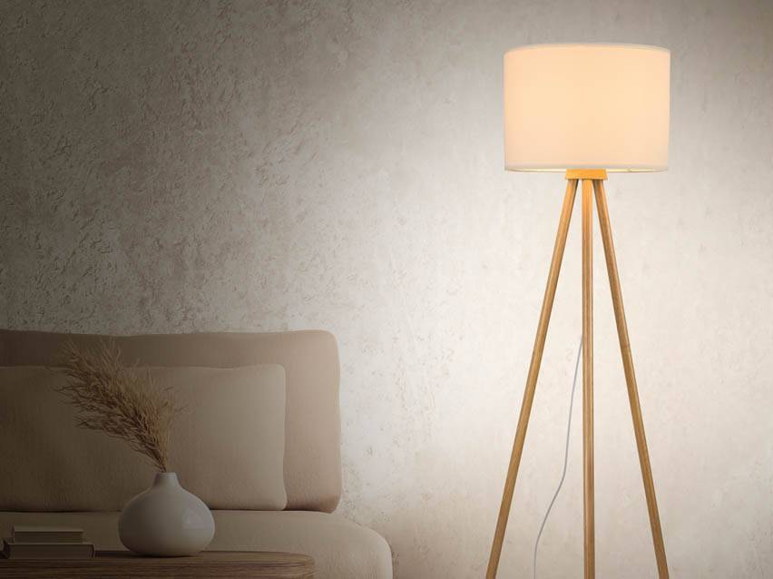 Holz-Stehleuchte mit Stoffschirm, moderner Stil.