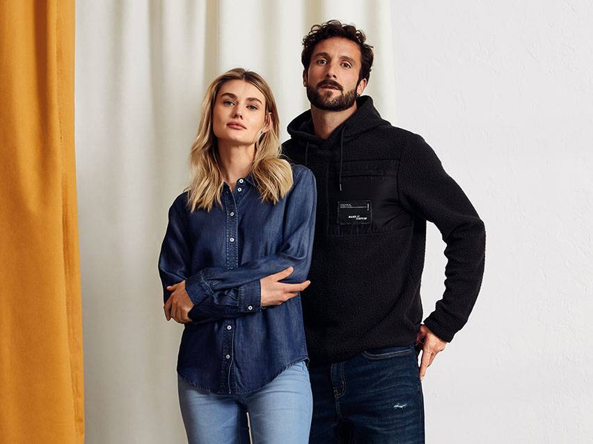 Jeans und Jeanshemd: Freizeitkleidung.