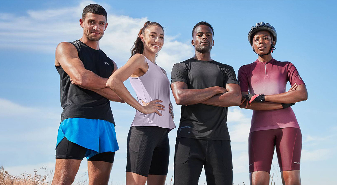 Sportbekleidung: Tanktops, Shorts und Radtrikot.