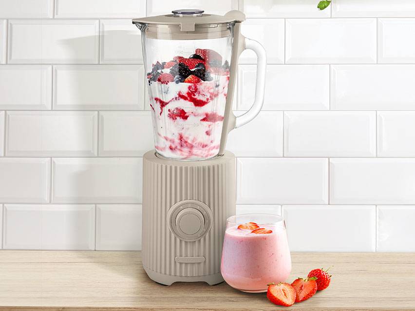 Mixer mit Beerensmoothie.