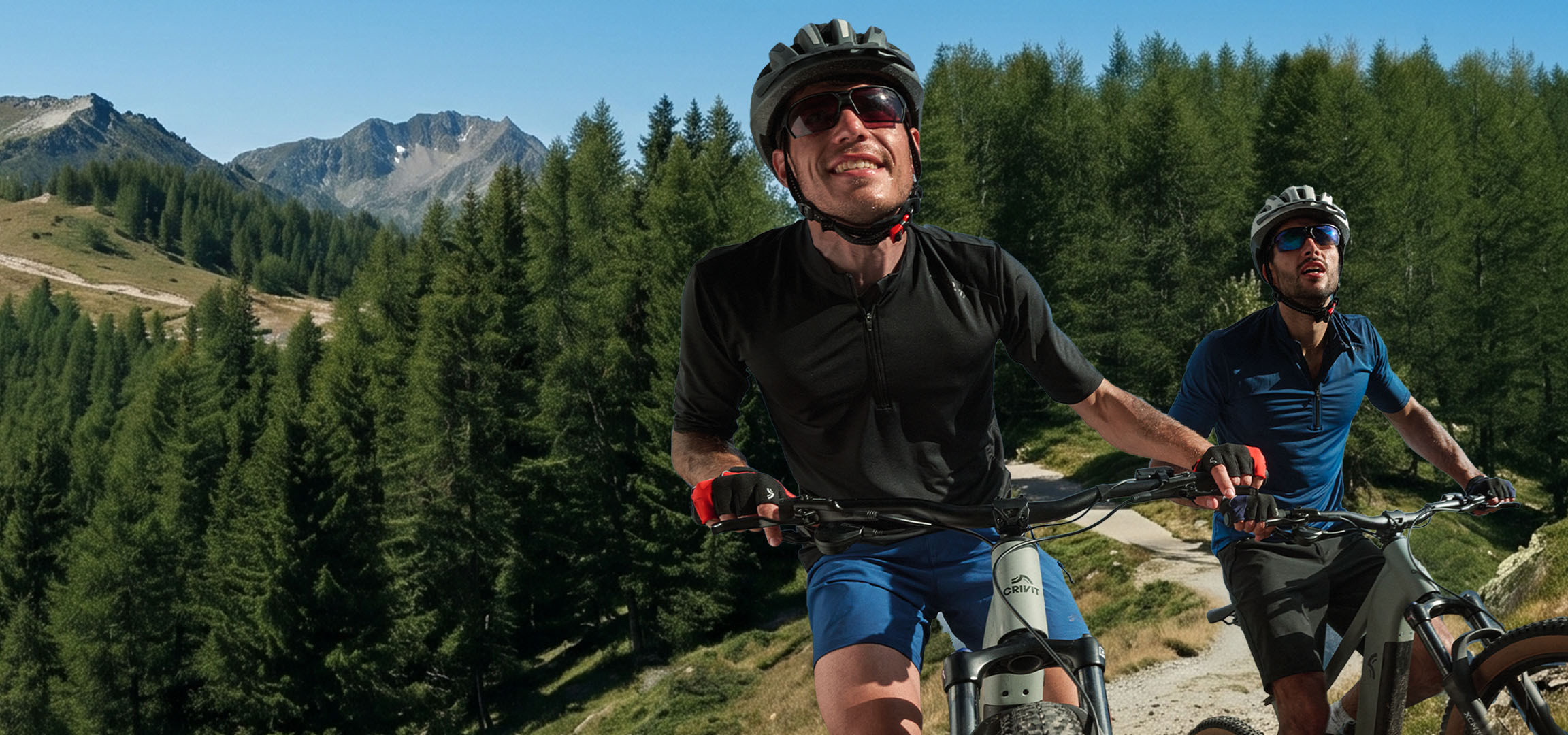 Zwei Männer auf Mountainbikes in den Bergen mit schneebedeckten Gipfeln im Hintergrund.