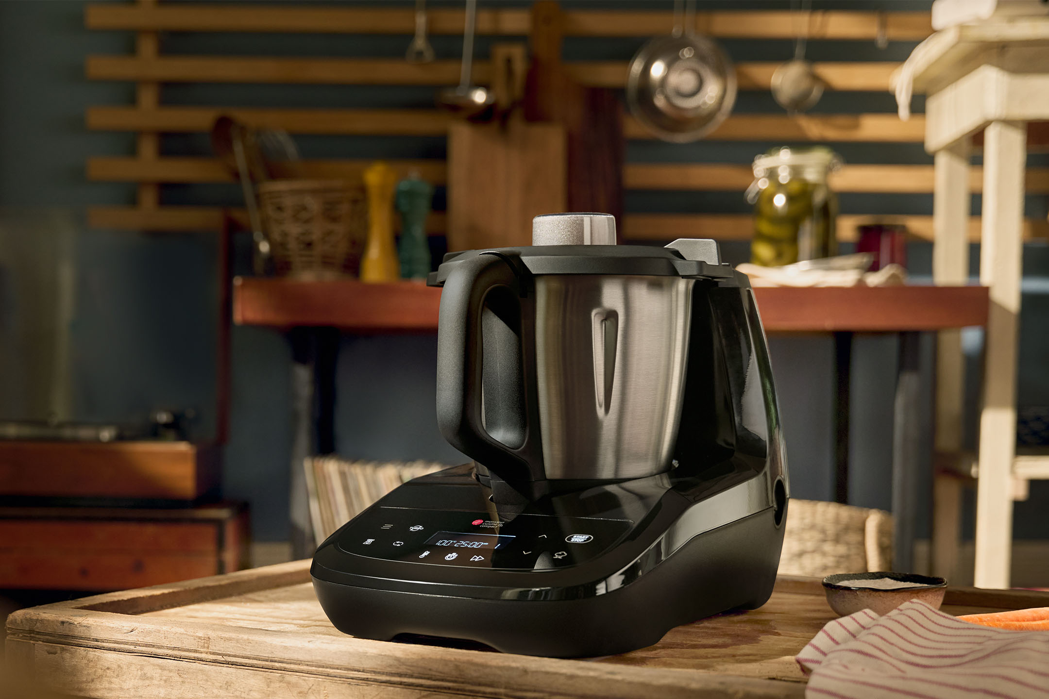 Küchenmaschine Monsieur Cuisine Smart auf einem Holztisch in der Küche