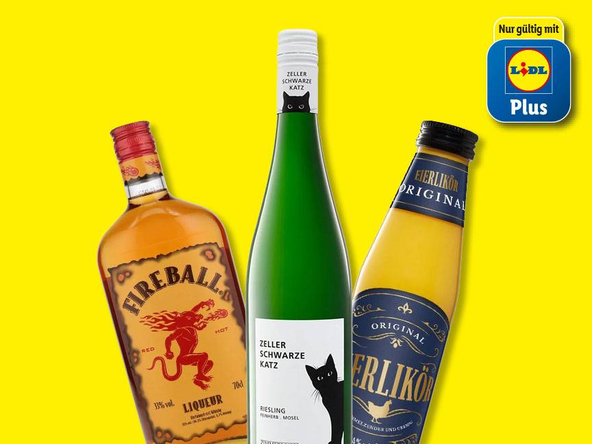 Drei Flaschen Alkohol: Fireball Likör, Zeller Schwarze Katz Wein und Eierlikör Original.