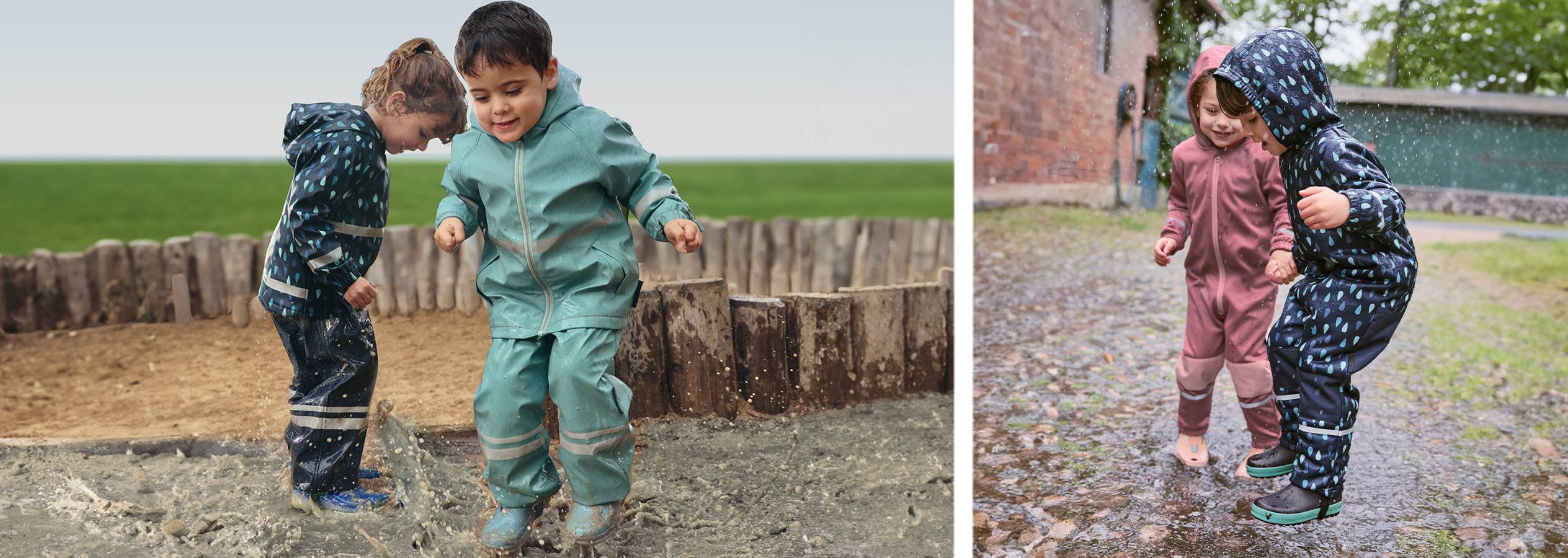 Zwei Kinder in Regenkleidung spielen in Pfützen, eines in Blau, das andere in Grün.