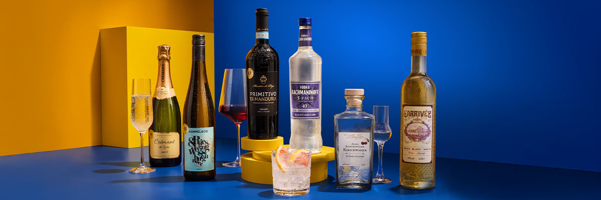 Eine Auswahl an Weinen, Spirituosen und Cocktails auf gelb-blauem Hintergrund.