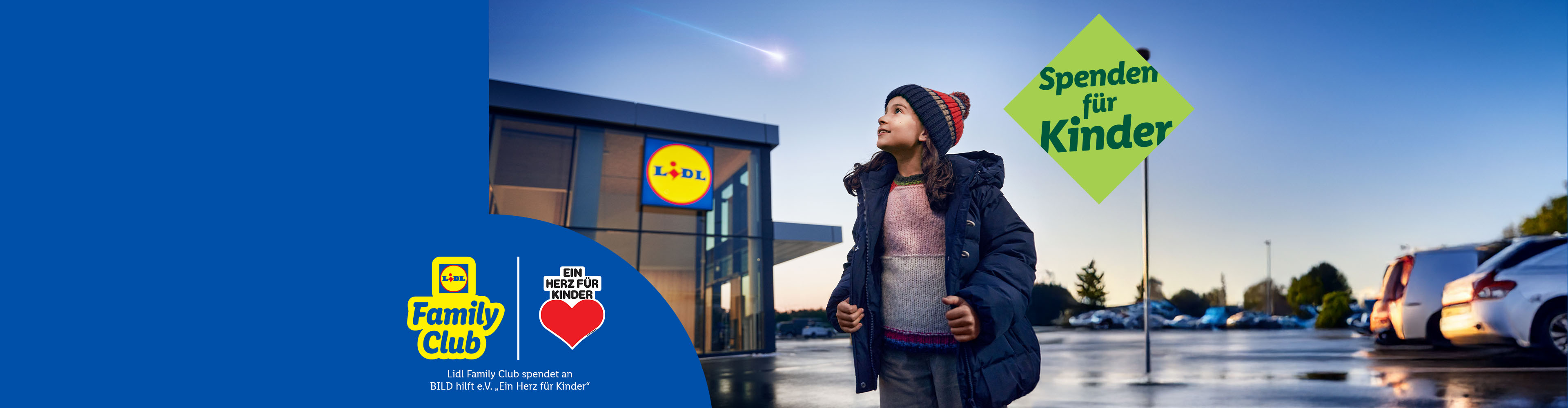 Ein Kind blickt zum Himmel vor einer Lidl-Filiale, mit Logos für den Lidl Family Club und „Ein Herz für Kinder“.