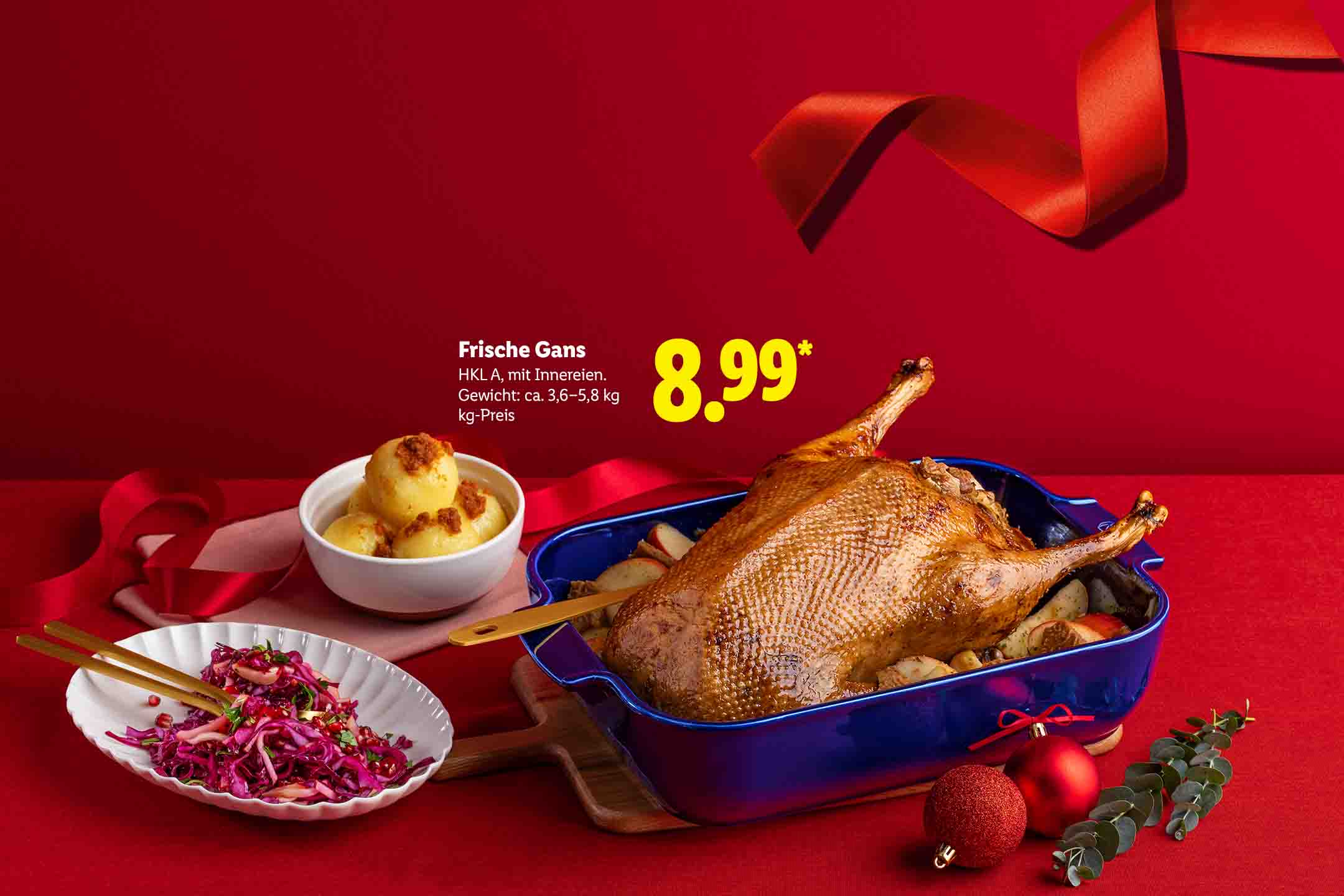 Gebratene Gans mit Beilagen, umgeben von rotem Band und Weihnachtsdekoration. HKL A, mit Innereien. Gewicht: ca. 3,6-5,8 kg. 1 kg = 8,99 €