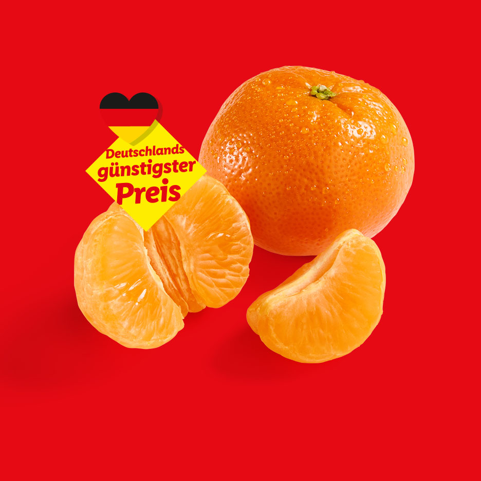 Frische Mandarine, teilweise geschält, mit Wassertropfen auf rotem Hintergrund.