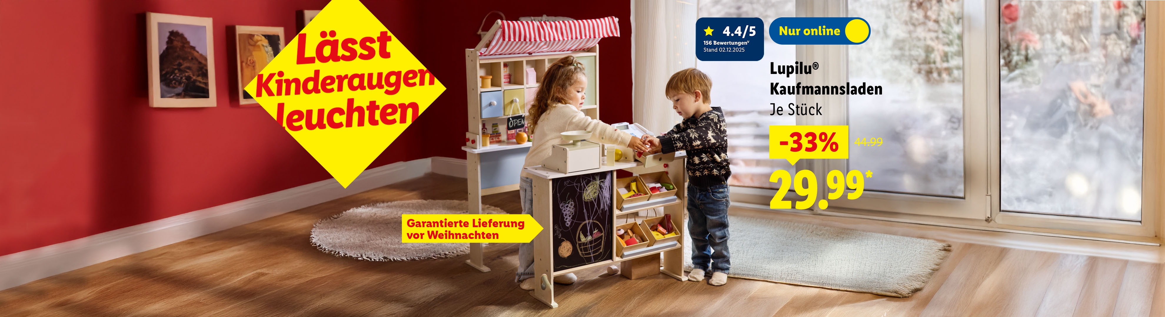 Zwei Kinder spielen mit einem Lupilu Kaufmannsladen, der um 33% reduziert ist.