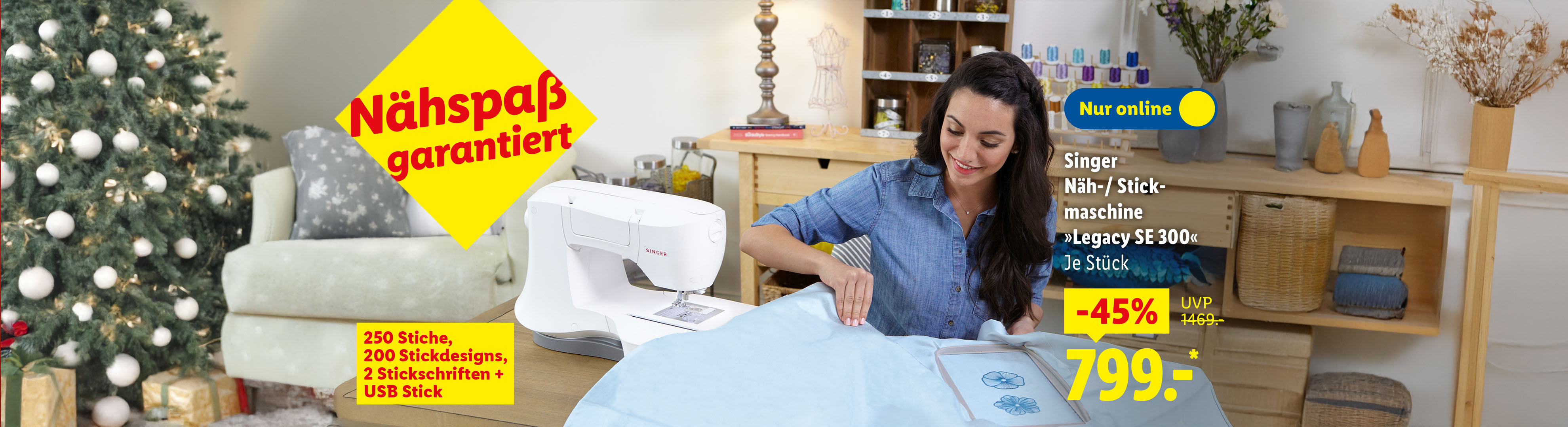 Eine Frau näht mit einer Singer Näh-/Stickmaschine, die um 45% reduziert ist, mit einem Weihnachtsbaum im Hintergrund.