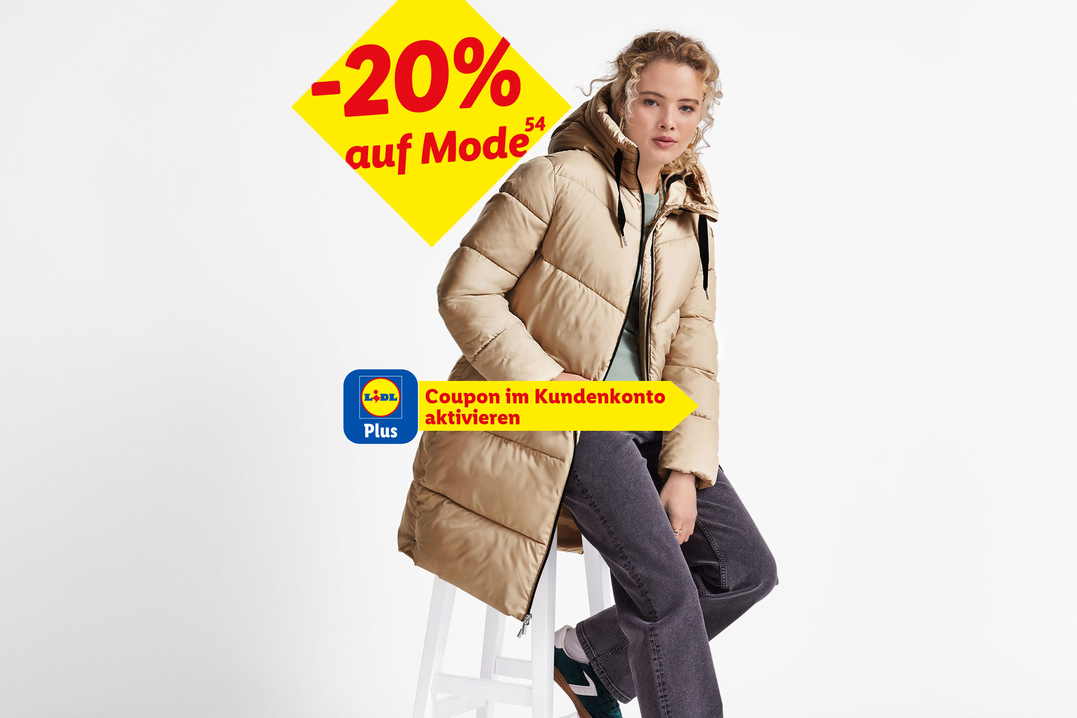 Junge Frau in beiger Winterjacke und Jeans, bewirbt 20% Rabatt auf Mode mit Lidl Plus Coupon.