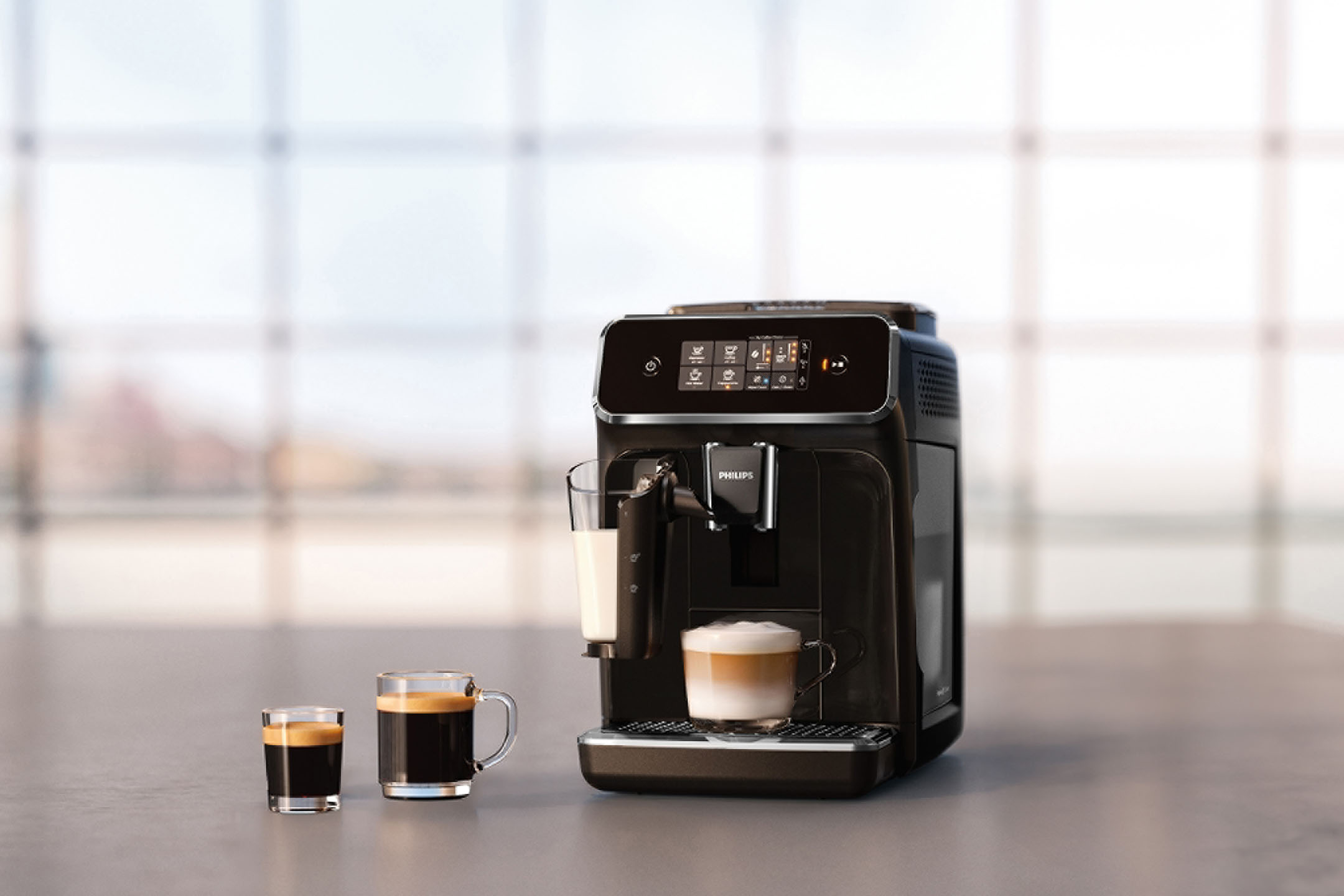 Philips Kaffeevollautomat mit drei Tassen Kaffee und Milchgetränken auf einem Tisch.