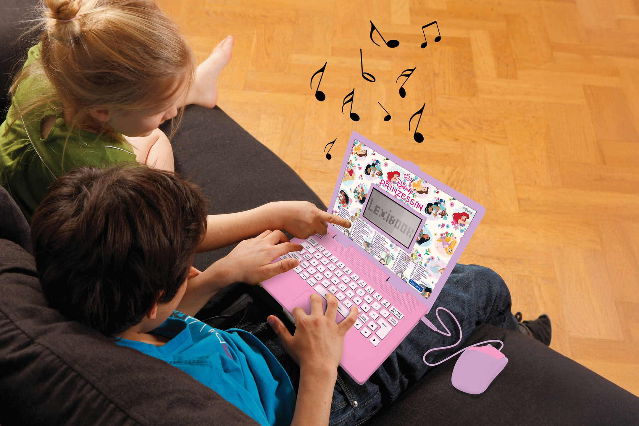 Zwei Kinder spielen mit einem pinkfarbenen Disney Prinzessin Lexibook Laptop.