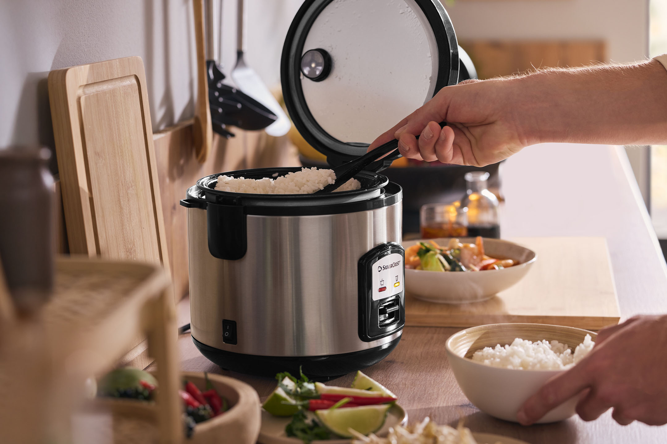 SILVERCREST Reiskocher in der Küche, Reis wird in eine Schüssel gefüllt