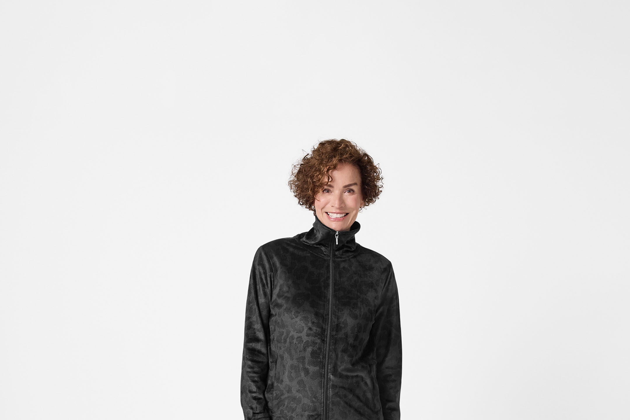 Frau in schwarzer Sportjacke mit Leopardenmuster