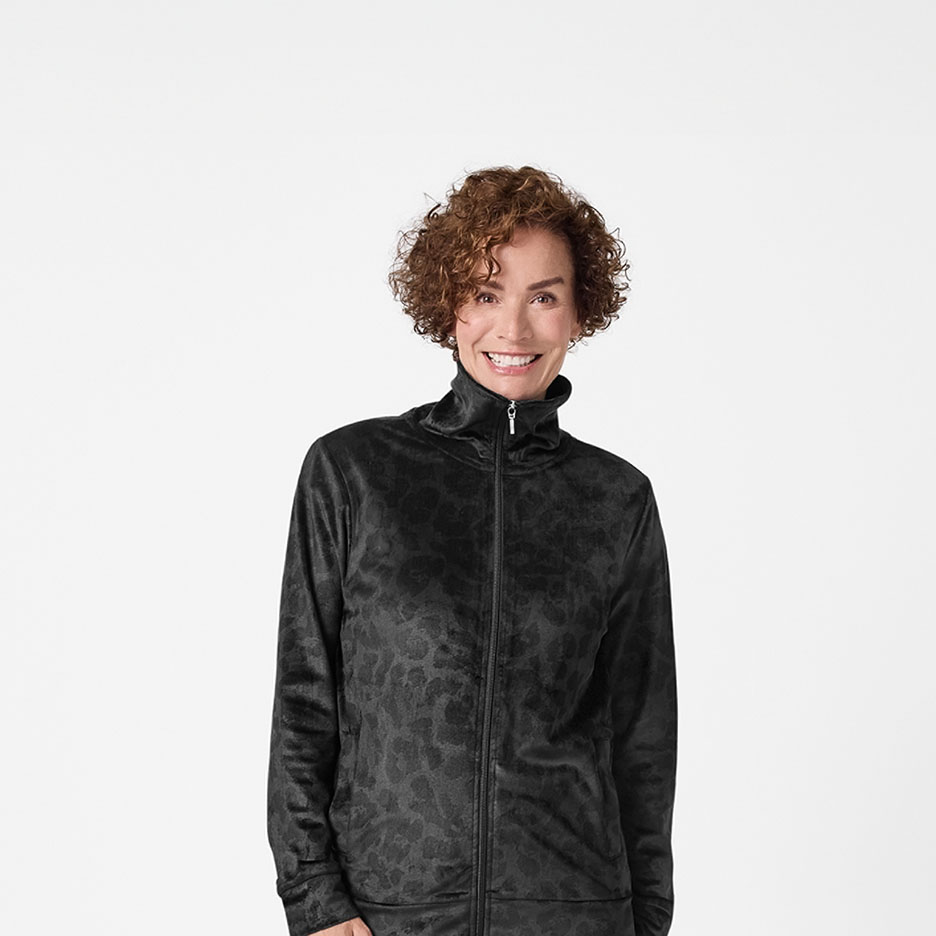 Lächelnde Frau in schwarzer Sportjacke mit Leopardenmuster