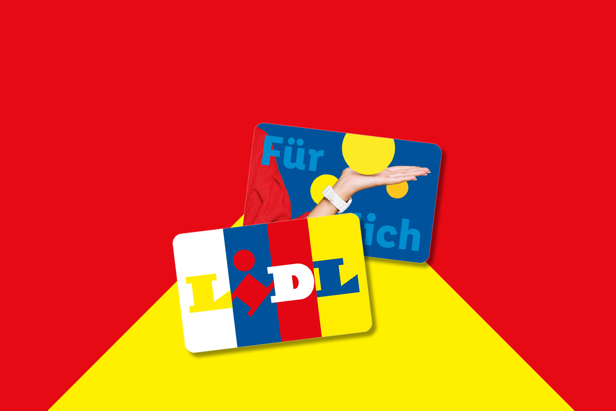 Zwei Lidl Plus Geschenkkarten auf rot-gelbem Hintergrund, eine mit der Aufschrift 'Für dich' und einer Hand.