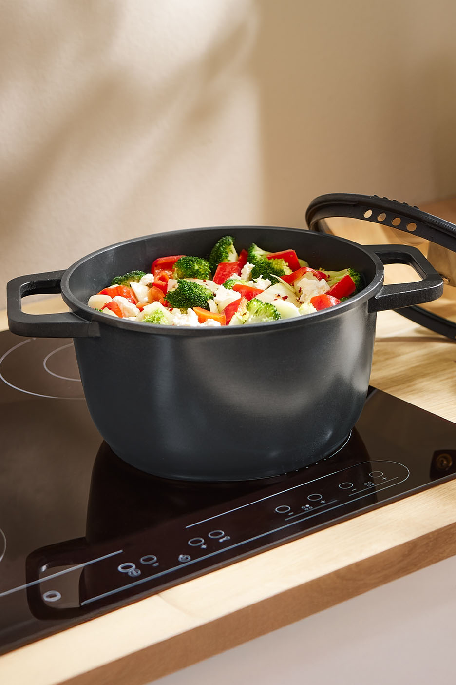 Topf mit Gemüse auf einem Induktionskochfeld