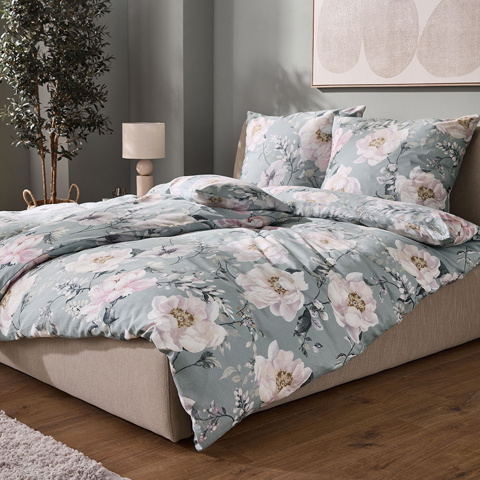 Bettwäsche mit Blumenmuster in einem Schlafzimmer
