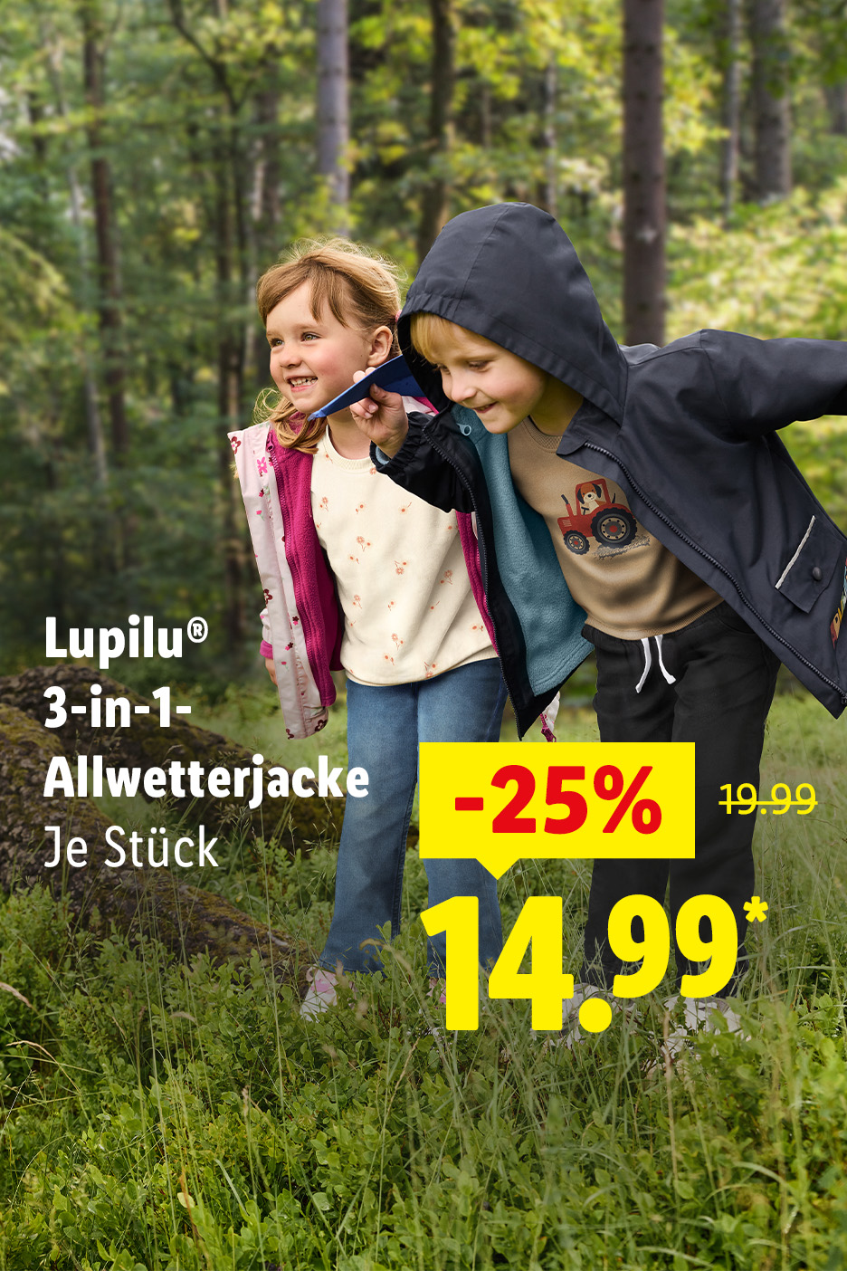 Zwei Kinder in 3-in-1-Allwetterjacken spielen im Wald, mit einem Rabatt von 25% auf 14,99 €.